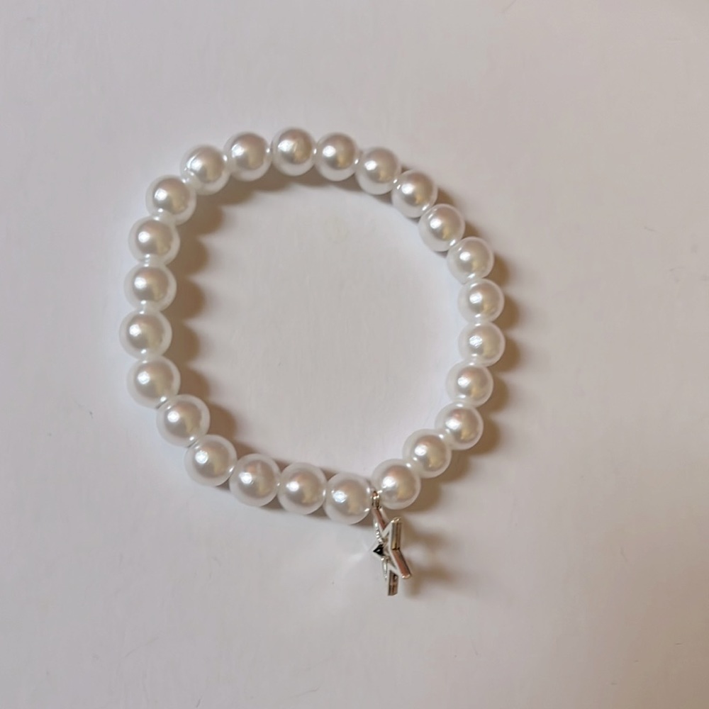 Pearl beaded bracelet with star charm